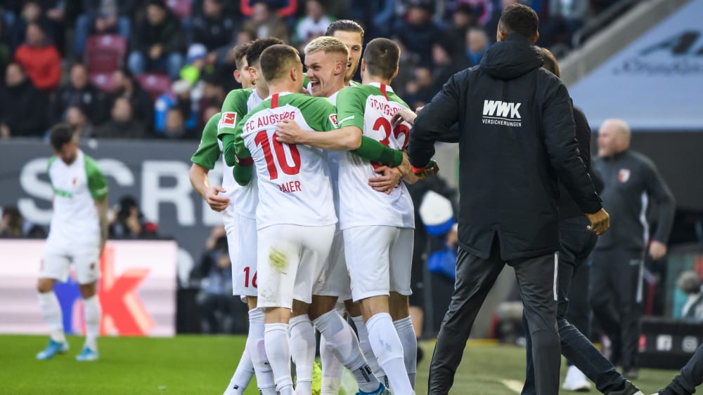 Freude pur: Die Augsburger bejubeln das 1:0 durch Philipp Max (Mi.).