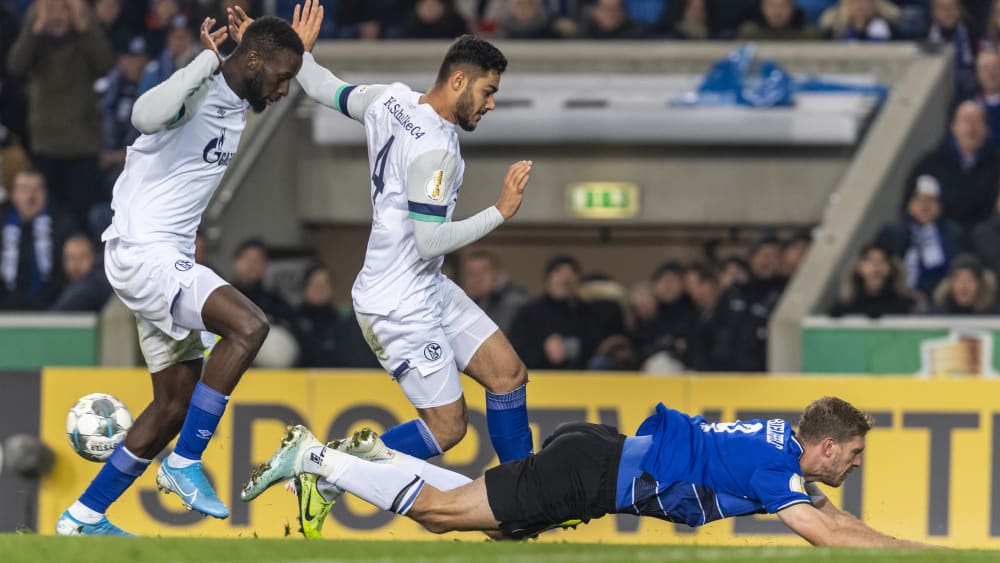 Mit vereinten Kräften: Die Schalker Salif Sané und Ozan Kabak (Mi.) stoppen Bielefelds Fabian Klos.