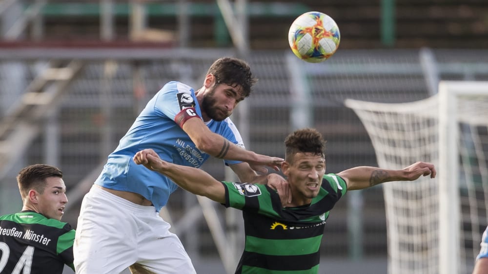 Münsters Heinz Mörschel (re.) Niklas Hoheneder im Kopfballduell