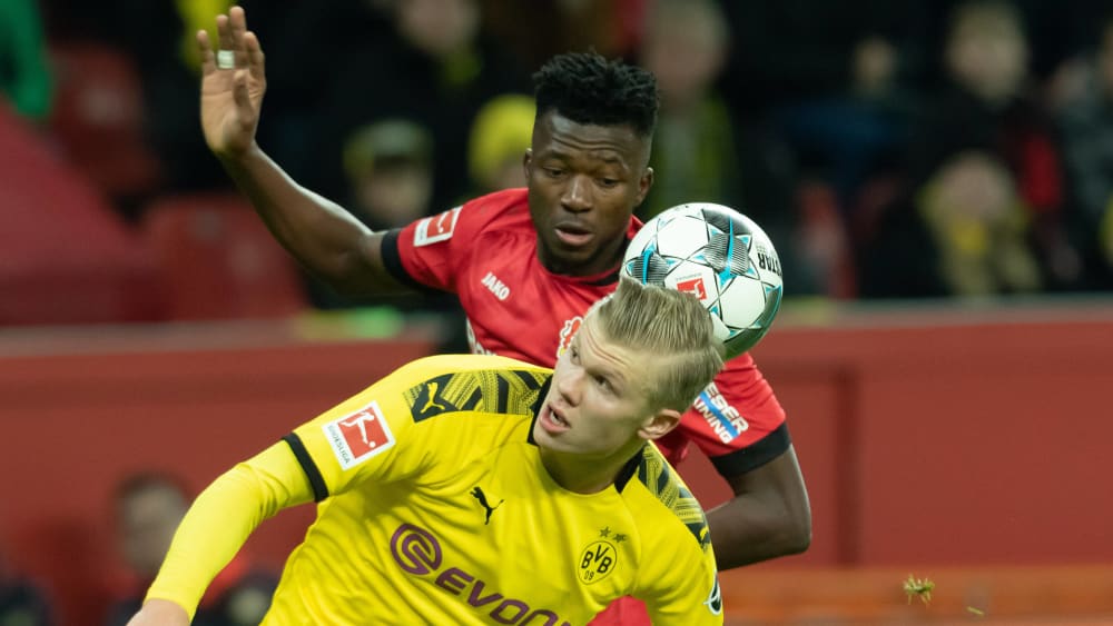 Edmond Tapsoba im Zweikampf mit Erling Haaland