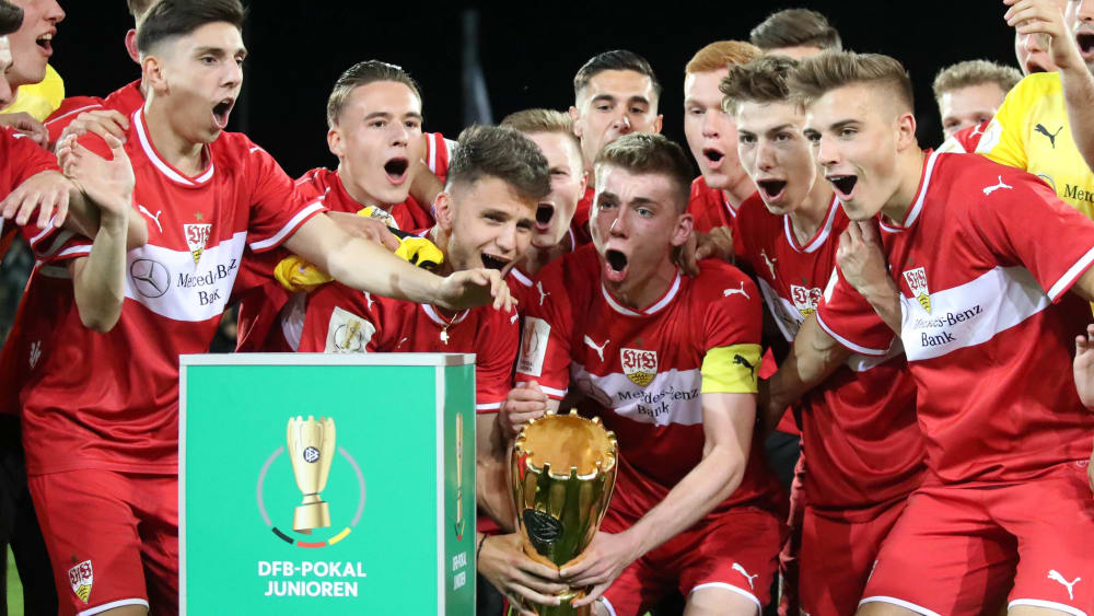 Titelverteidiger VfB Stuttgart startet im Saarland.