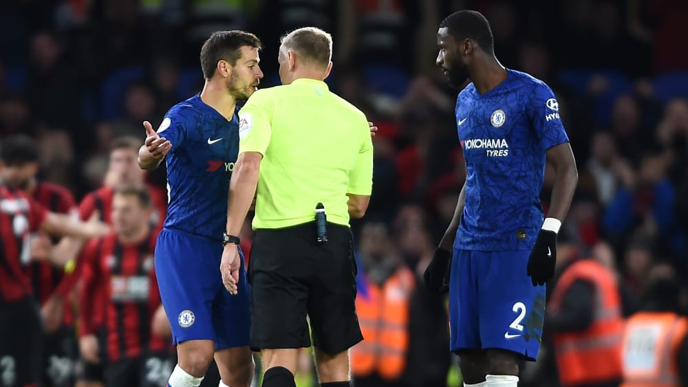 Antonio Rüdiger (r.) und Cesar Azpilicueta diskutieren