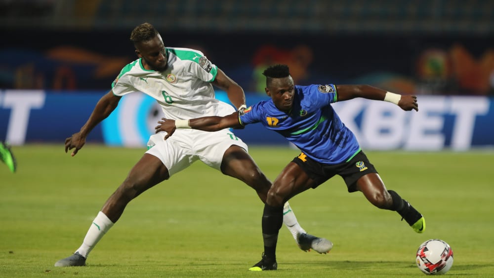 Salif Sané beim Auftaktspiel gegen Faridi Mussa (re.)
