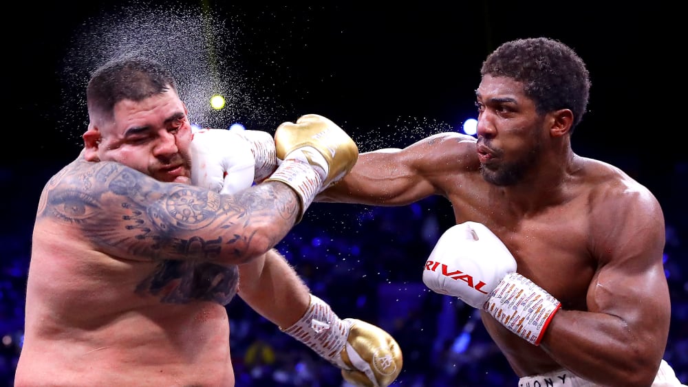 Volltreffer: Andy Ruiz Jr. muss einen harten Schlag von Anthony Joshua einstecken.