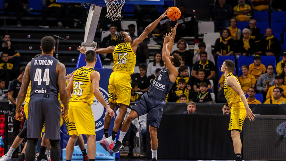 Darion Atkins blockt Elias Harris