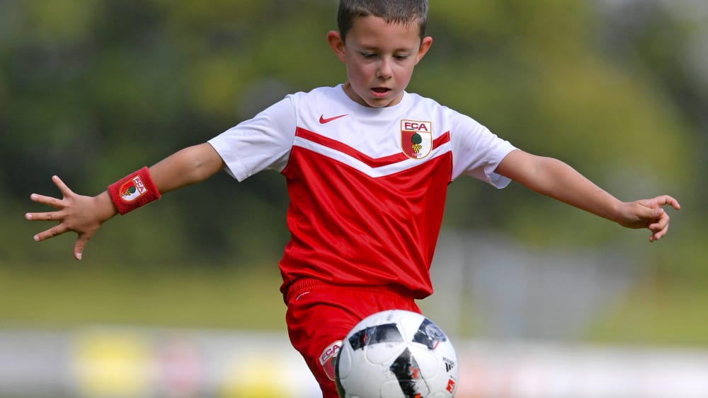 Mit dem starken und dem schwachen Fuß - der Ball muss jongliert werden