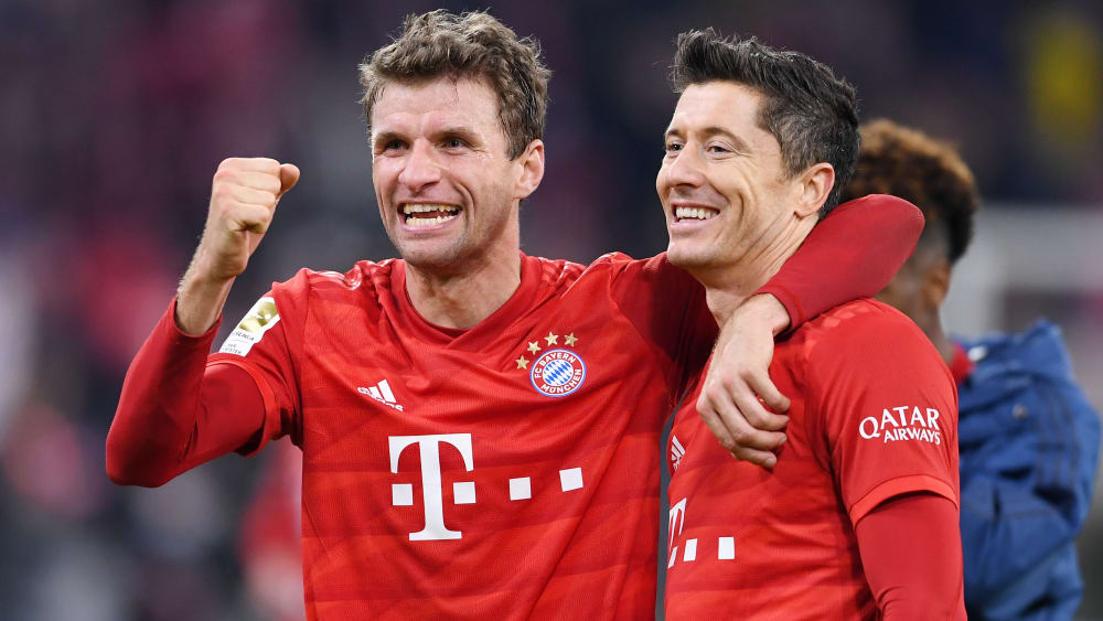 Thomas Müller und Robert Lewandowski genießen die Stimmung nach dem deutlichen 4:0 gegen Dortmund.