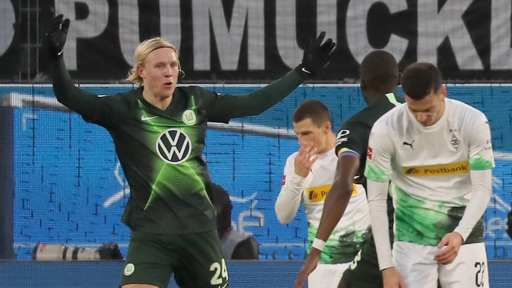 Wolfsburgs Xaver Schlager (li.) bejubelt sein 1:0 für den VfL.
