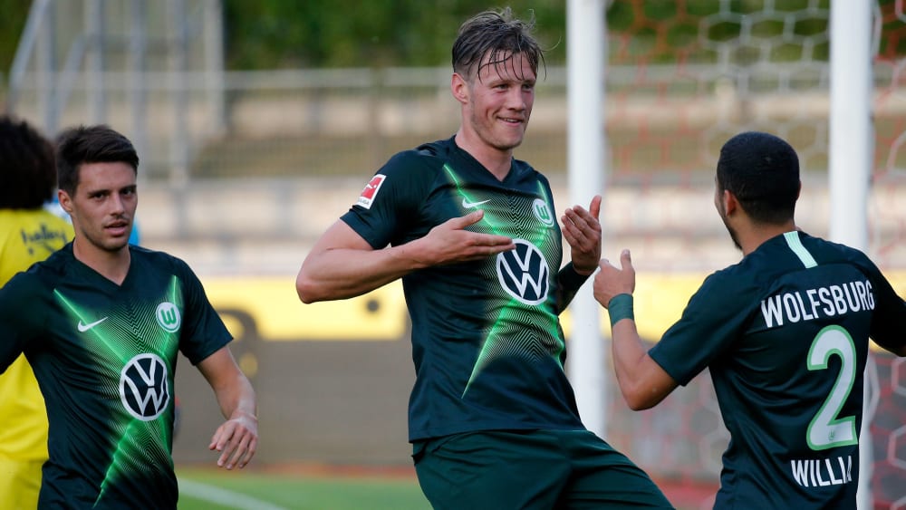 Artig: Wolfsburgs Torschütze Wout Weghörst (Mitte) bedankt sich beim Vorlagengeber William.