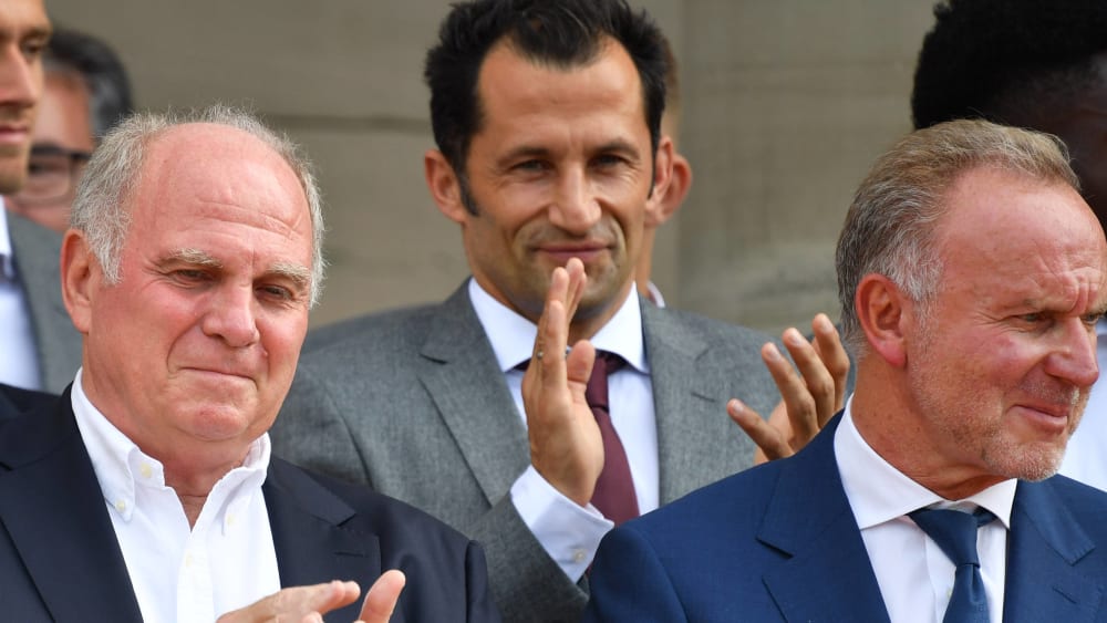 Umtriebig und in der letzten Instanz im Hintergrund: Hasan Salihamidzic mit den Bayern-Bossen Hoeneß und Rummenigge.