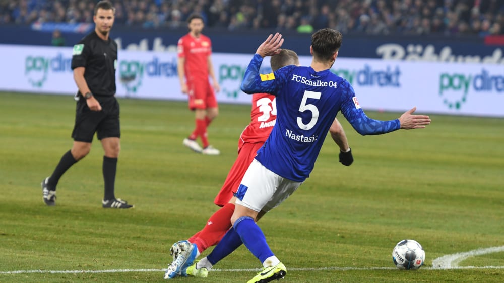 Robert Andrich geht im Zweikampf mit Matija Nastasic zu Boden