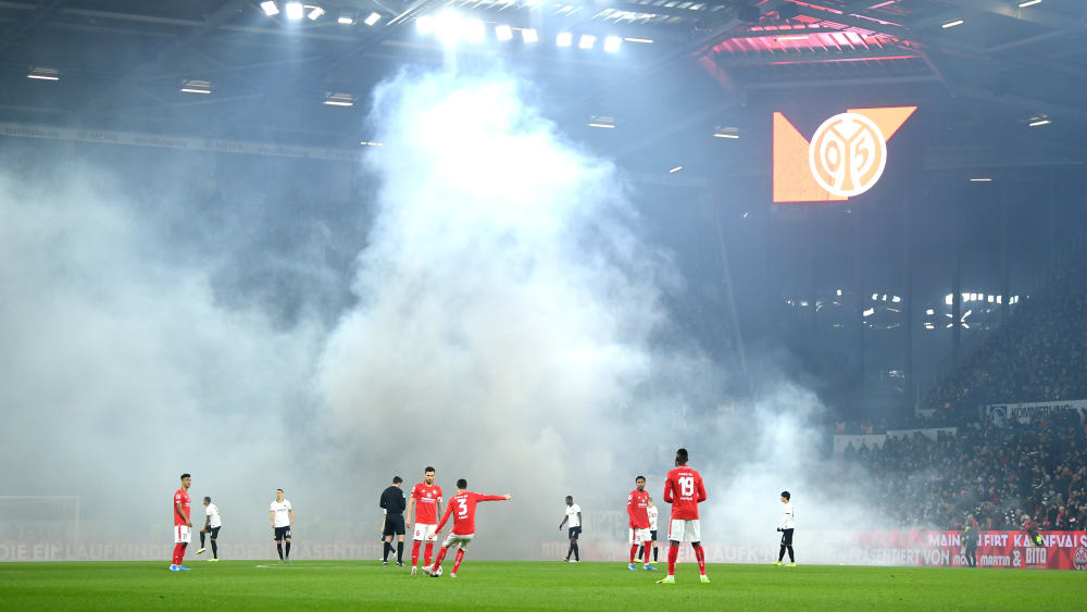 Dicke Rauchschwaden in Mainz: Wegen des Einsatzes von Pyrotechnik musste der Anpfiff um zehn Minuten verschoben werden.