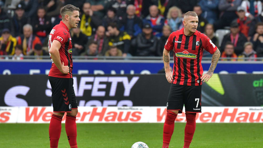 Christian Günter (l.) und Jonathan Schmid müssen sich defensiv steigern