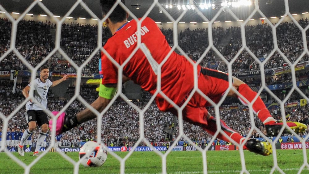 Gianluigi Buffon kann den Schuss von Jonas Hector nicht parieren.