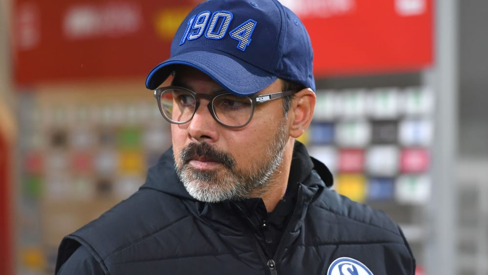 In der Innenverteidigung kommt es knüppeldick für ihn: Schalkes Trainer David Wagner.