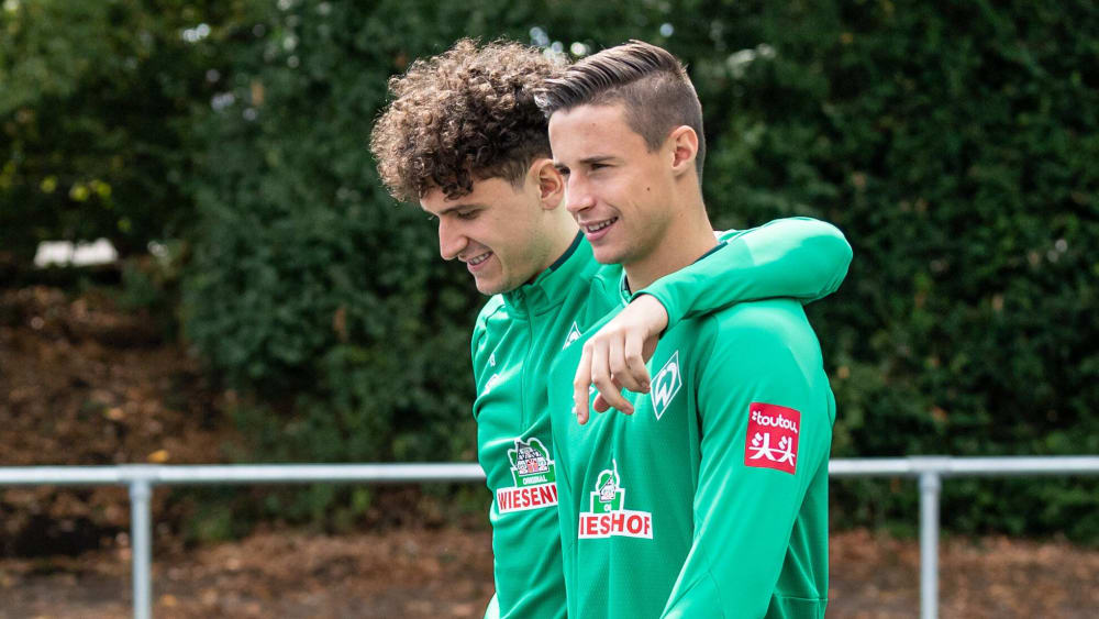 Milos Veljkovic (l.) stützt sich an Marco Friedl