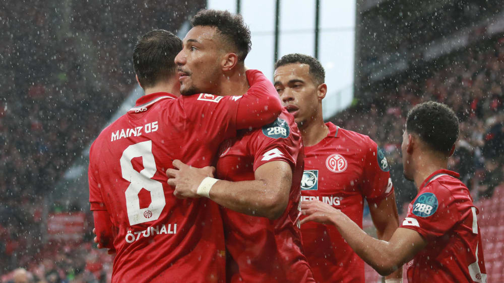 Karim Onisiwo (Mitte) bejubelt sein Tor zum 2:0