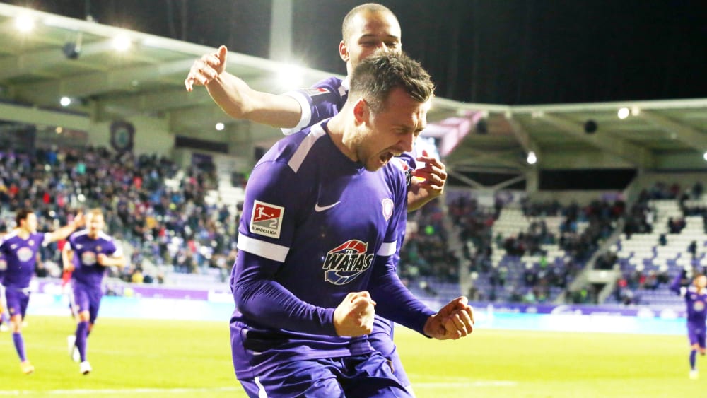 Torschütze Sören Gonther, im Hintergrund kommt Louis Samson zum Jubeln