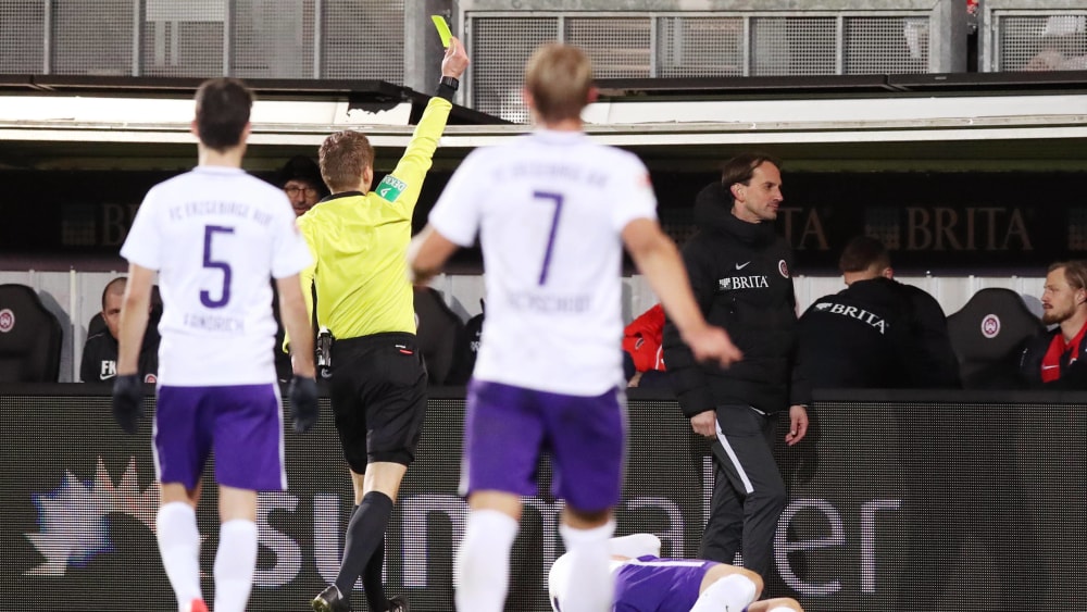 Referee Patrick Ittrich zückt die folgenreiche Gelbe Karte
