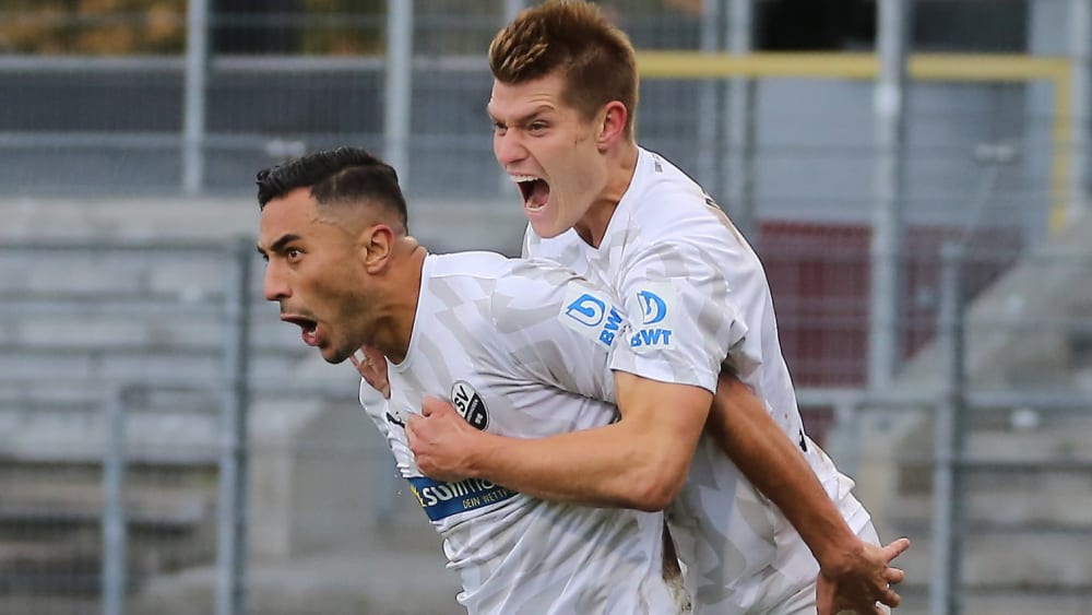 Sandhausens Stürmer Aziz Bouhaddouz und Kevin Behrens beim Torjubel.