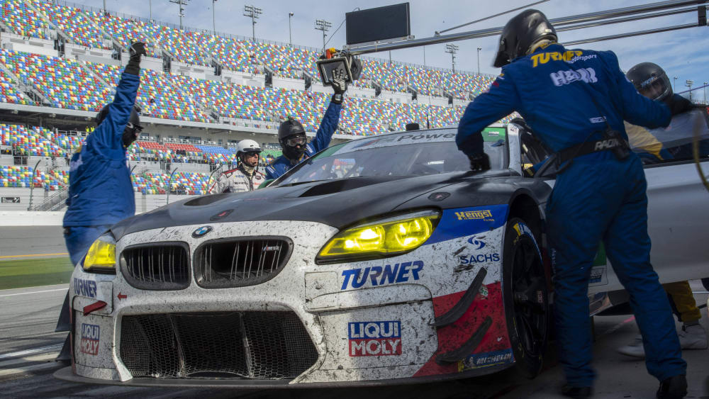 Jetzt muss es schnell gehen: Der BMW-Bolide beim Boxenstopp.