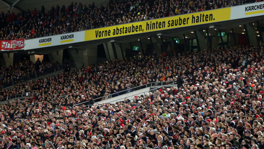 Abstand halten! Im Stadion ein Ding der Unmöglichkeit.