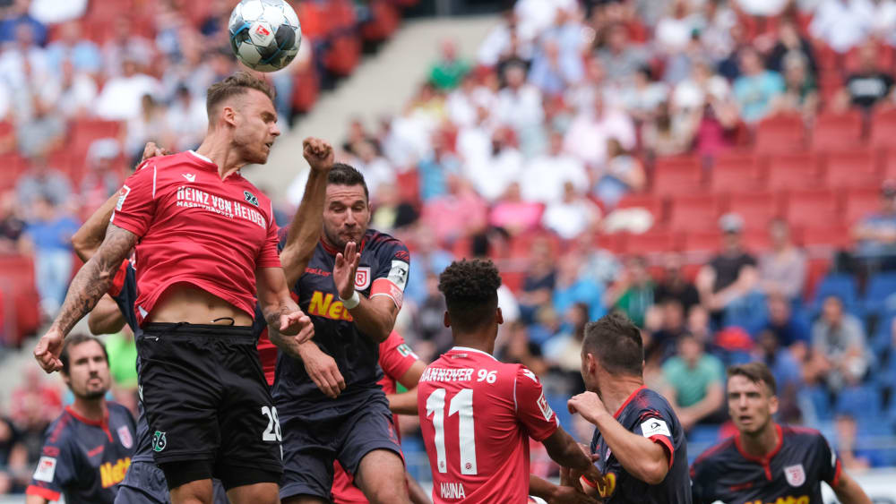 Umkämpftes Duell: Hannovers Marcel Franke (li.) ist vor Regensburgs Marco Grüttner am Ball.