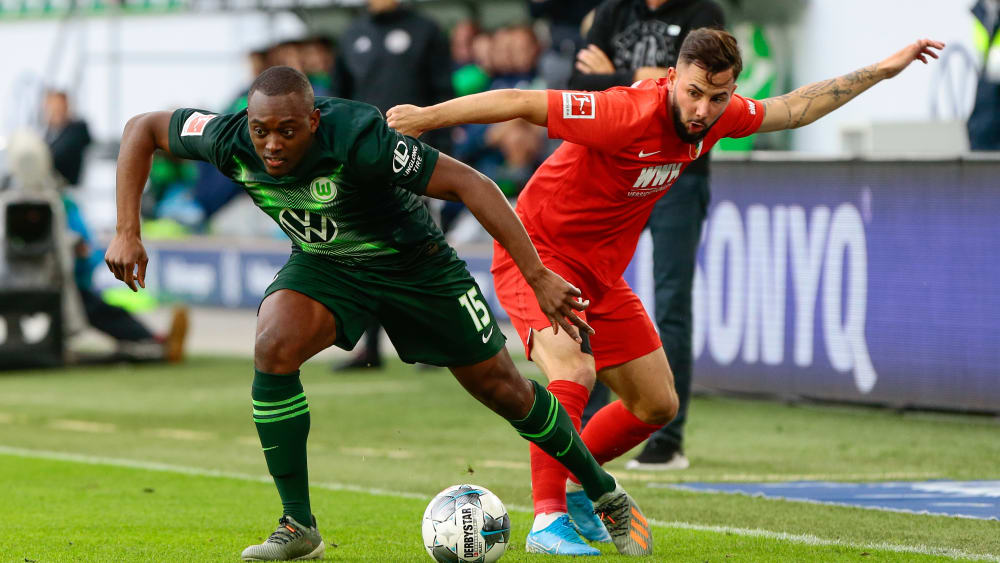 Tanz um den Ball: Wolfsburgs Jerome Roussillon und Augsburgs Marco Richter (r.).