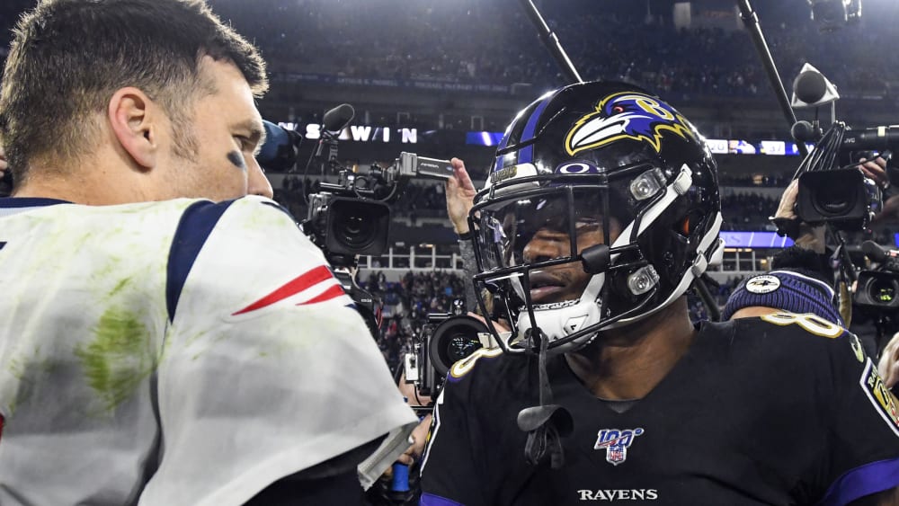 Tom Brady und Lamar Jackson sind Quarterbacks in der NFL.