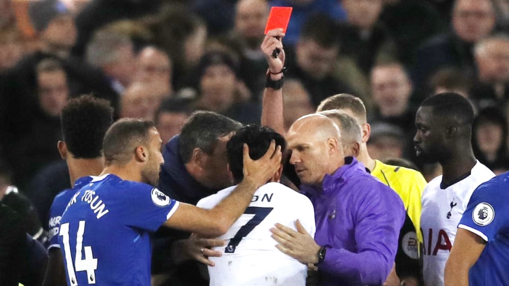 Heung-Min Son sieht gegen Everton Rot - zu Unrecht.