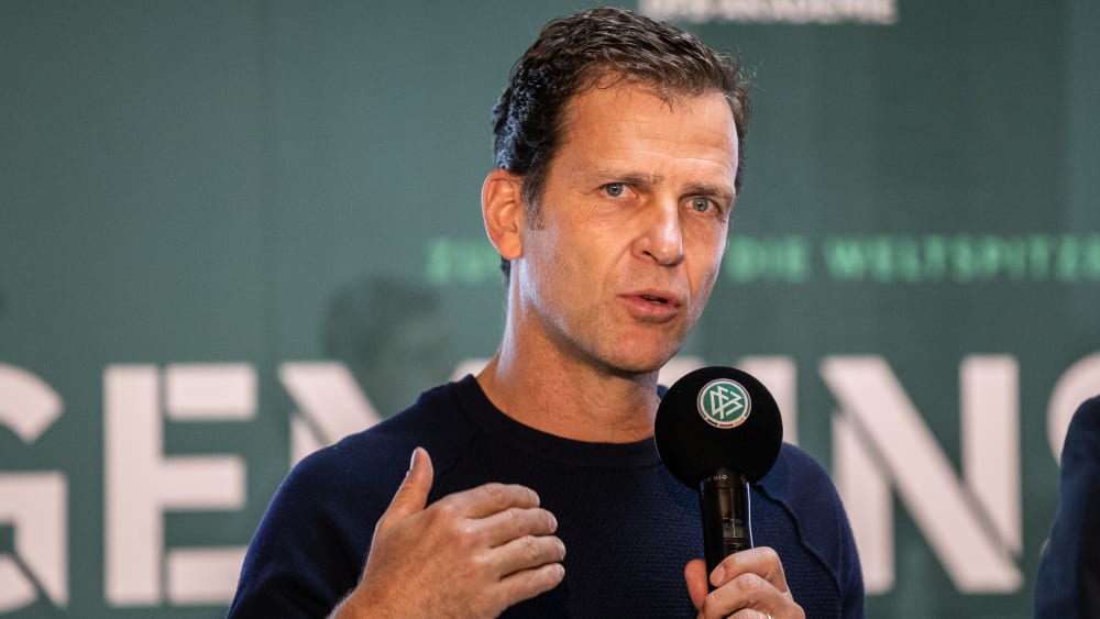 DFB-Direktor Oliver Bierhoff begrüßt den Vorstoß von Borussia Dortmund zur Absenkung der Altersgrenze auf 16 Jahre