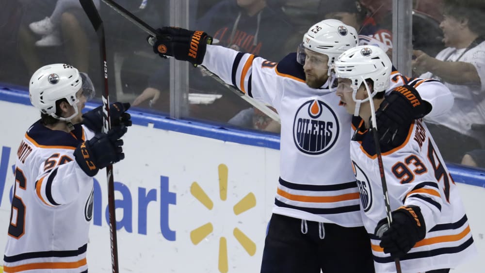 Die Edmonton Oilers und Leon Draisaitl (Mi.) bejubeln den Sieg gegen Florida.
