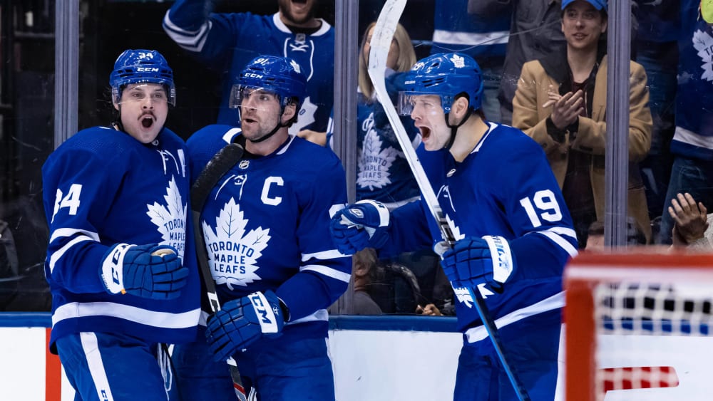 John Tavares (M.) mit Auston Matthews (#34) und Jason Spezza (#19)
