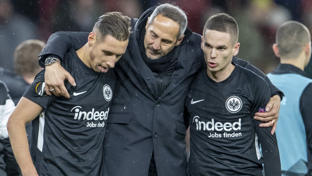 Frankfurts Trainer Adi Hütter mit seinen Einwechselspielern Dominik Kohr (li.) und Mijat Gacinovic.