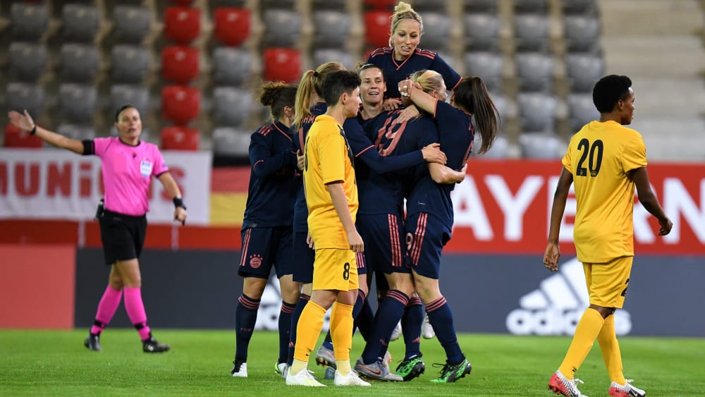 Die Frauen des FC Bayern feiern den Einzug in das Viertelfinale.