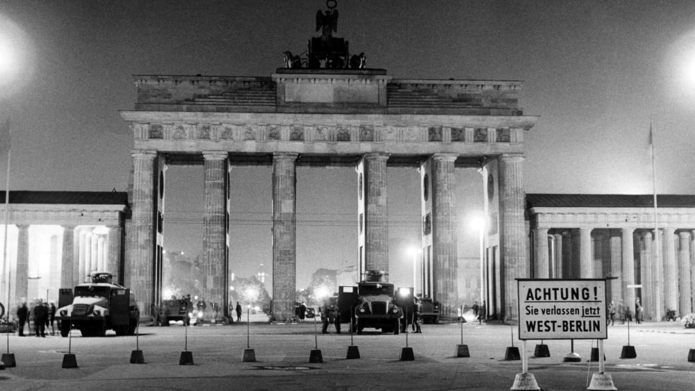 die frau am brandenburger tor die frau am brandenburger tor