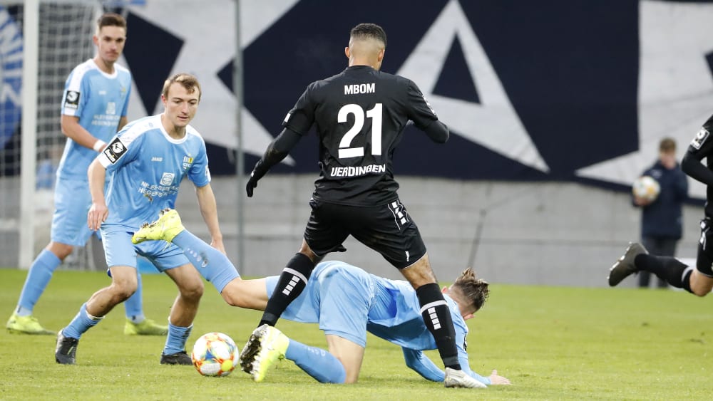 Chemnitzer FC gegen KFC Uerdingen: Daniel Bohl, Jean-Manuel Mbom und am Boden Erik Tallig