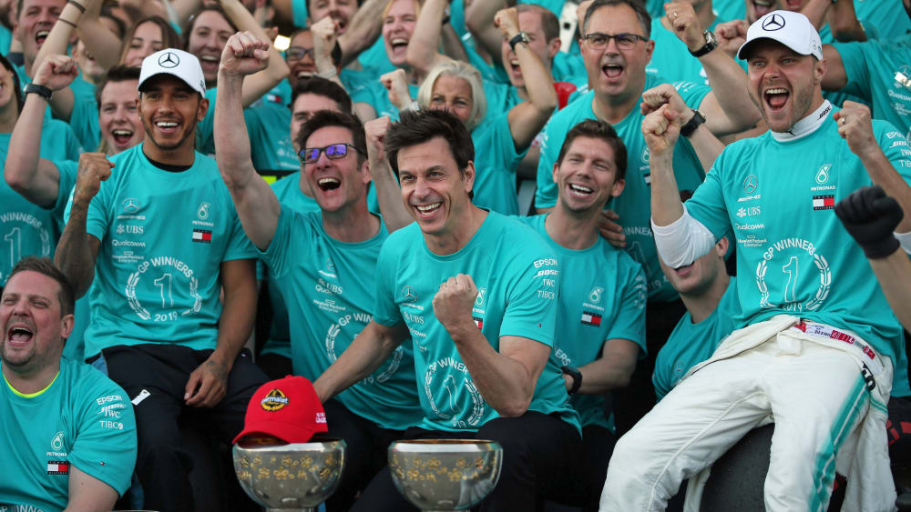 Der sechst Konstrukteurs-Titel in Serie: Das Mercedes-Team um Teamchef Toto Wolff (Mitte) feiert die Weltmeisterschaft.