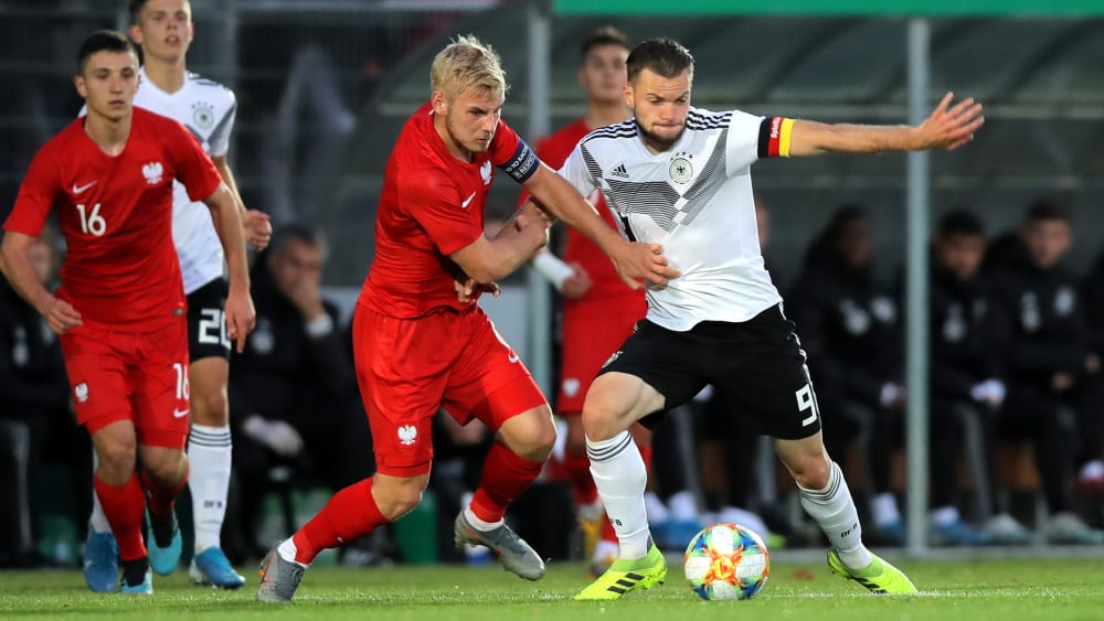 Intensives Duell: Polens Tomasz Makowski im Zweikampf mit Manuel Wintzheimer (r.)