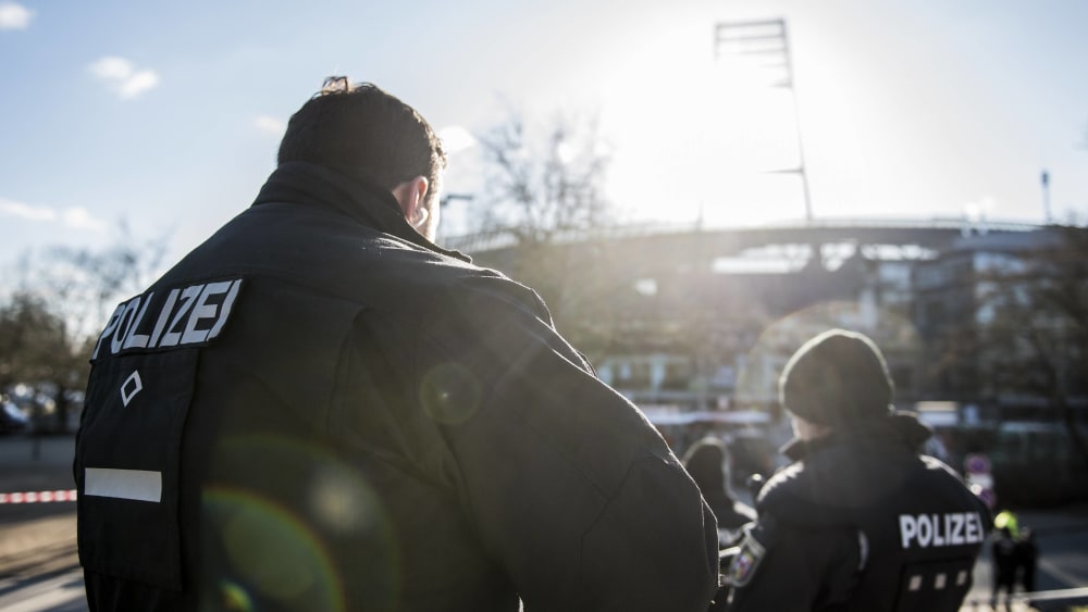 Polizisten vor dem Bremer Stadion