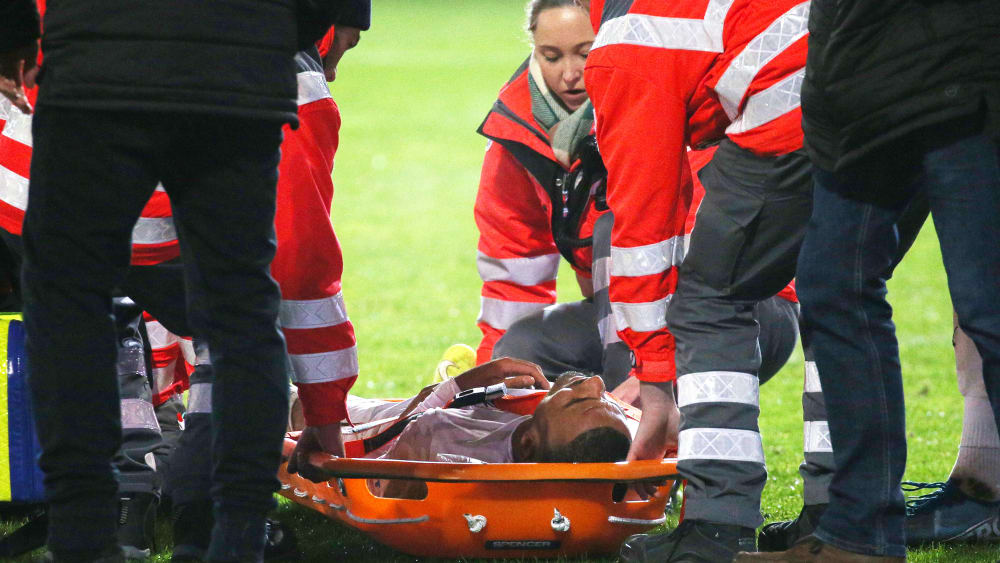 Gegen Wiesbaden musste Zenga mit der Trage abtransportiert werden.