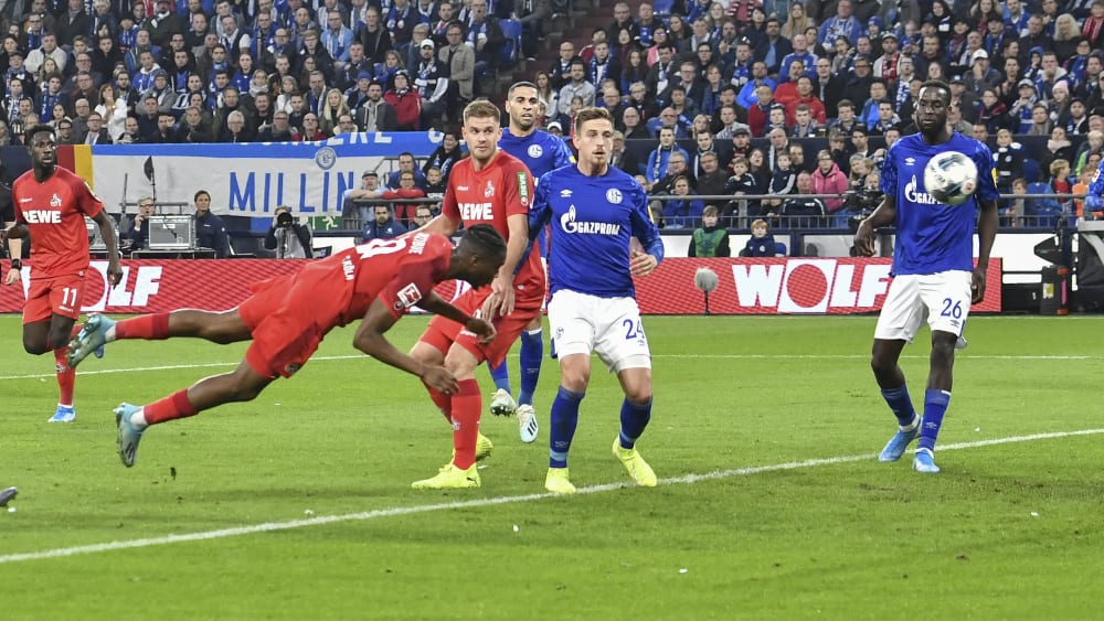Kingsey Ehizibue köpft aufs Tor