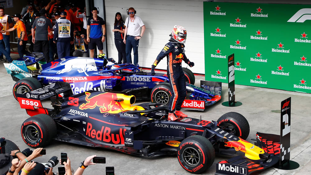 Red Bull (vorne) und Toro Rosso haben mit Motorenpartner Honda verlängert.