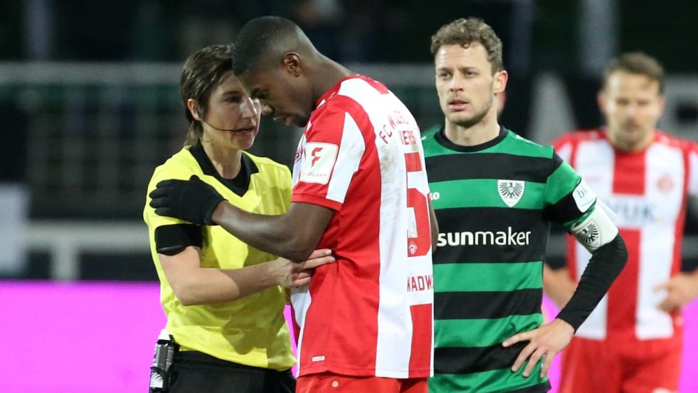 Schiedsrichterin Katrin Rafalski spricht mit Leroy Kwadwo nach den rassistischen Beleidigungen.