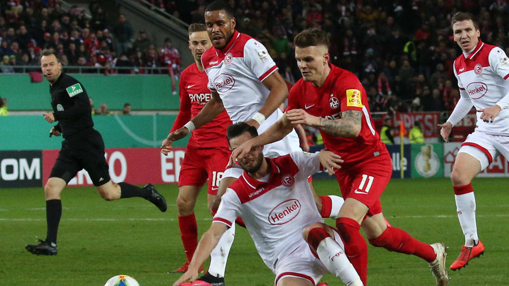 Strafstoß: Niko Gießelmann foult Florian Pick (#11).