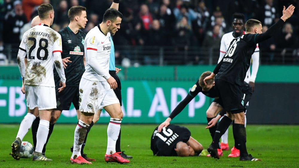 Unschönes Ende eines Pokalspiels: Filip Kostic sieht Rot, Ömer Toprak liegt verletzt auf dem Rasen.