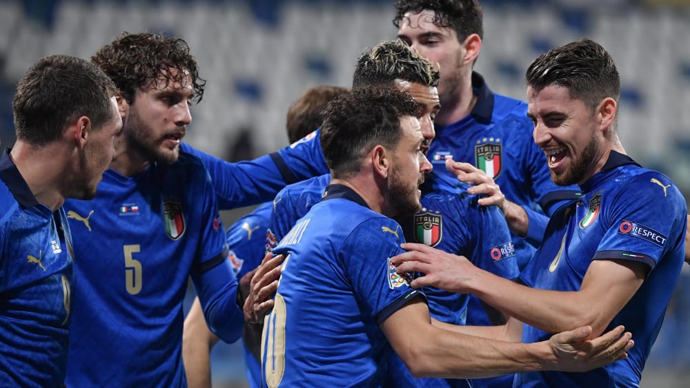 Jorginho mit Tippelschritt, Berardi flach: Italien ...