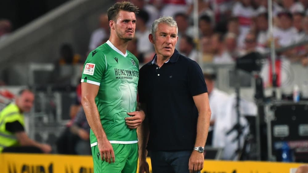 Zurück im Team: Mirko Slomka (re.) kann wieder auf Hendrik Weydandt bauen.
