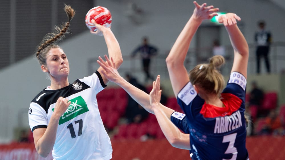 Die Lücke zu selten gefunden: Alicia Stolle beim Wurf gegen die Norwegerin Emilie Hegh Arntzen.