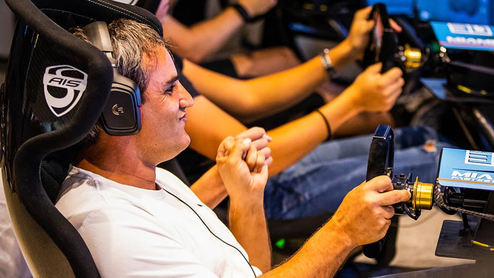 Juan Pablo Montoya nimmt es im Simulator mit anderen Rennfahrern und SimRacern auf.